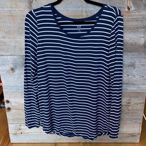 Gap top size small